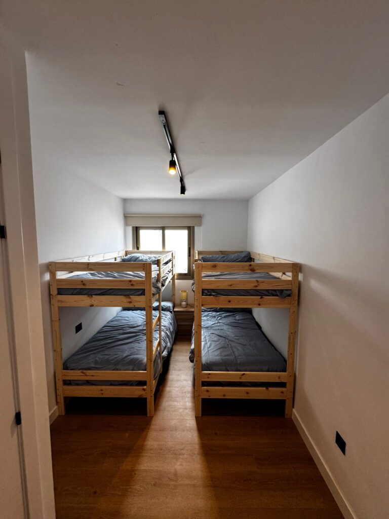Apartamento El Porís — dormitorio con dos camas